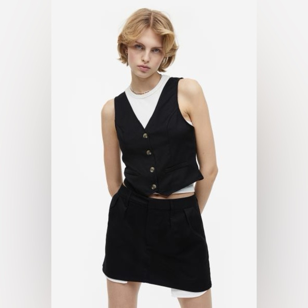 H&M Black exposed pocket mini skirt